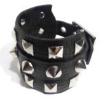 pulsera de cuero ancha con púas