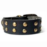 pulsera de cuero con tachas