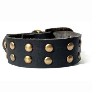 pulsera de cuero con tachas